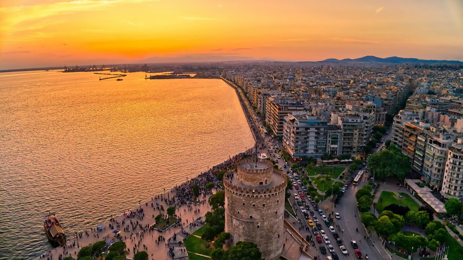 Λευκός Πύργος και παραλία Θεσσαλονίκης από ψηλά
